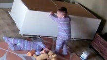 Xúc động hình ảnh bé 2 tuổi đẩy tủ cứu anh